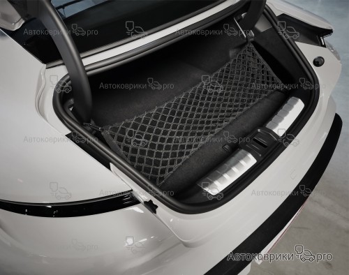 Сетка в багажник Porsche Taycan 2019- Эластичная текстильная сетка вертикального крепления, препятствующая скольжению и перемещению предметов в багажном отделении автомобиля.