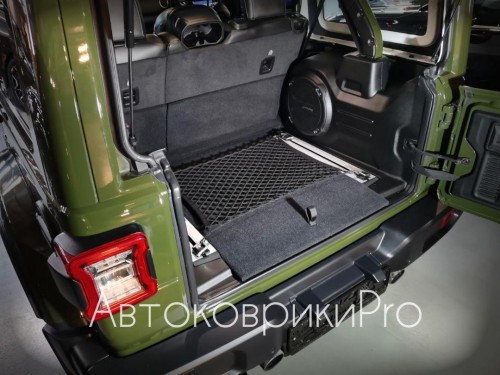 Сетка в багажник Jeep Wrangler 2018- Эластичная текстильная сетка горизонтального крепления, препятствующая скольжению и перемещению предметов в багажном отделении автомобиля.