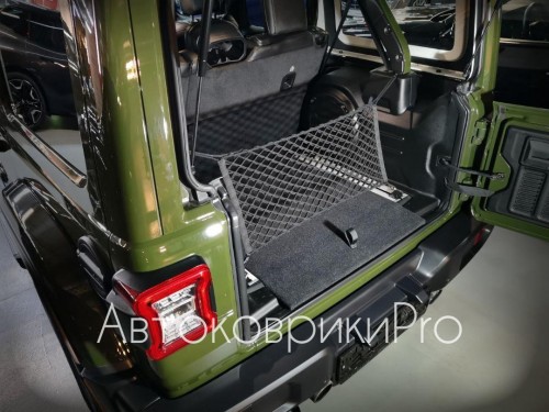 Сетка в багажник Jeep Wrangler 2018- Эластичная текстильная сетка вертикального крепления, препятствующая скольжению и перемещению предметов в багажном отделении автомобиля.