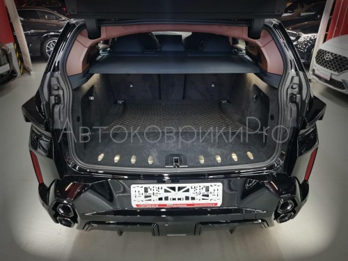 Сетка в багажник BMW XM 2023- Эластичная текстильная сетка горизонтального крепления, препятствующая скольжению и перемещению предметов в багажном отделении автомобиля.