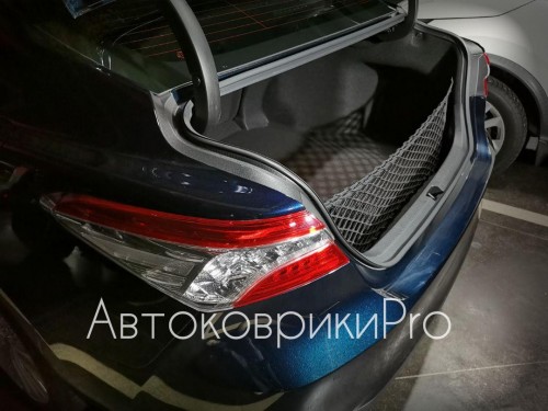 Сетка в багажник Toyota Camry 2018- Эластичная текстильная сетка вертикального крепления, препятствующая скольжению и перемещению предметов в багажном отделении автомобиля.