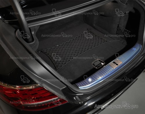 Сетка в багажник Mercedes-Benz S-класса 2013-2020 Эластичная текстильная сетка горизонтального крепления, препятствующая скольжению и перемещению предметов в багажном отделении автомобиля.