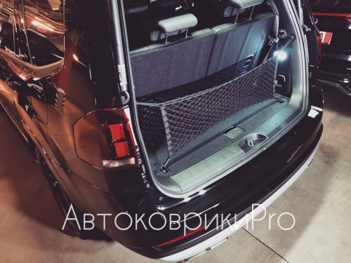 Сетка в багажник Kia Mohave 2019- Эластичная текстильная сетка вертикального крепления, препятствующая скольжению и перемещению предметов в багажном отделении автомобиля.