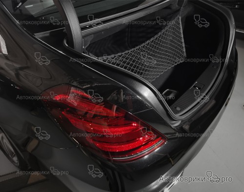 Сетка в багажник Mercedes-Benz S-класса 2013-2020 Эластичная текстильная сетка вертикального крепления, препятствующая скольжению и перемещению предметов в багажном отделении автомобиля.