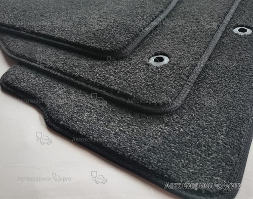 Коврики в салон Nissan Patrol 2004-2010 Комплект текстильных ковриков черного, серого, бежевого или коричневого цвета. Основа из термопластичной резины обеспечивает полную водонепроницаемость и защиту. Возможен заказ одного или более ковриков из комплекта.