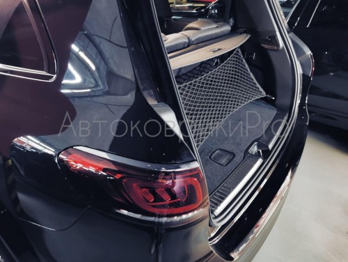Сетка в багажник Mercedes-Benz GLS 2019- Эластичная текстильная сетка вертикального крепления, препятствующая скольжению и перемещению предметов в багажном отделении автомобиля.