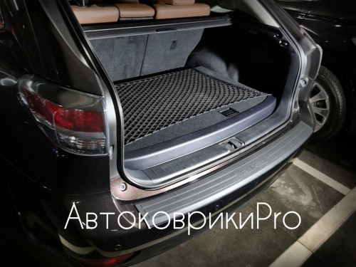 Сетка в багажник Lexus RX 2009-2015 Эластичная текстильная сетка горизонтального крепления, препятствующая скольжению и перемещению предметов в багажном отделении автомобиля.