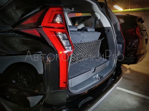 Сетка в багажник Mitsubishi Pajero Sport 2016- Эластичная текстильная сетка вертикального крепления, препятствующая скольжению и перемещению предметов в багажном отделении автомобиля.