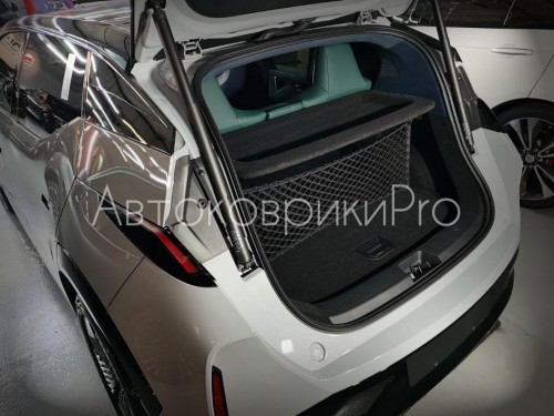 Сетка в багажник Zeekr X 2023- Эластичная текстильная сетка вертикального крепления, препятствующая скольжению и перемещению предметов в багажном отделении автомобиля.