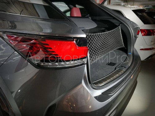 Сетка в багажник Lexus RX 2022- Эластичная текстильная сетка вертикального крепления, препятствующая скольжению и перемещению предметов в багажном отделении автомобиля.
