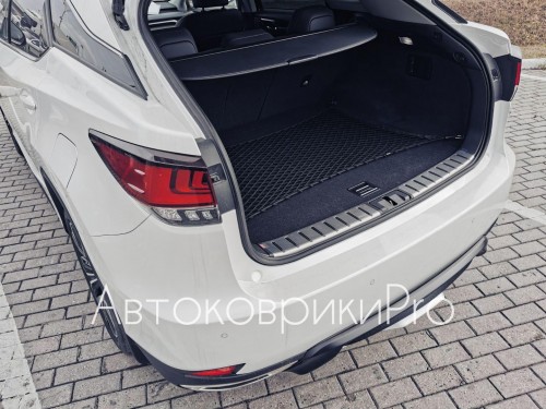Сетка в багажник Lexus RX 2015-2022 Эластичная текстильная сетка горизонтального крепления, препятствующая скольжению и перемещению предметов в багажном отделении автомобиля.
