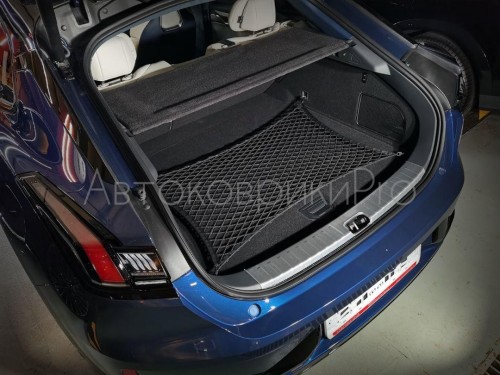 Сетка в багажник Zeekr 001 2021- Эластичная текстильная сетка горизонтального крепления, препятствующая скольжению и перемещению предметов в багажном отделении автомобиля.