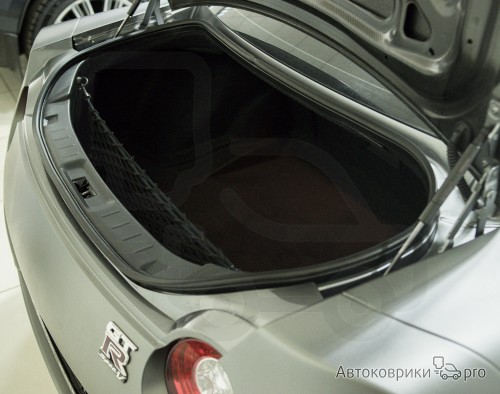 Сетка в багажник Nissan GT-R 2008- Эластичная текстильная сетка вертикального крепления, препятствующая скольжению и перемещению предметов в багажном отделении автомобиля.