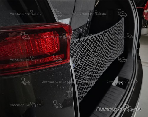 Сетка в багажник Toyota Sienna 2020- Эластичная текстильная сетка вертикального крепления, препятствующая скольжению и перемещению предметов в багажном отделении автомобиля.