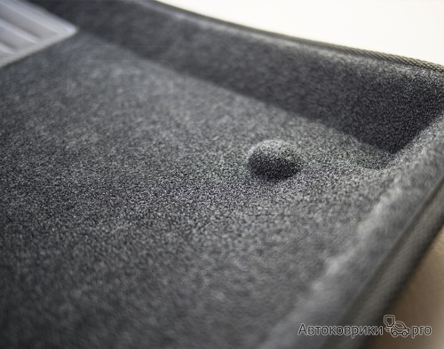 Коврики Euromat 3D для Volvo XC40 Комплект 3D ковриков черного, серого или бежевого цвета. Многослойная структура обеспечивает полную водонепроницаемость и защиту салона автомобиля.