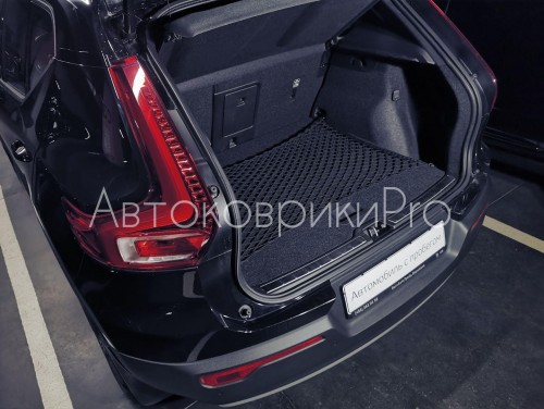 Сетка в багажник Volvo XC40 2017- Эластичная текстильная сетка горизонтального крепления, препятствующая скольжению и перемещению предметов в багажном отделении автомобиля.