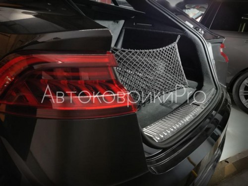 Сетка в багажник Audi Q8 2018- Эластичная текстильная сетка вертикального крепления, препятствующая скольжению и перемещению предметов в багажном отделении автомобиля.