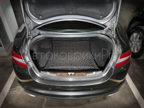 Сетка в багажник Jaguar XF 2008-2015 Эластичная текстильная сетка горизонтального крепления, препятствующая скольжению и перемещению предметов в багажном отделении автомобиля.