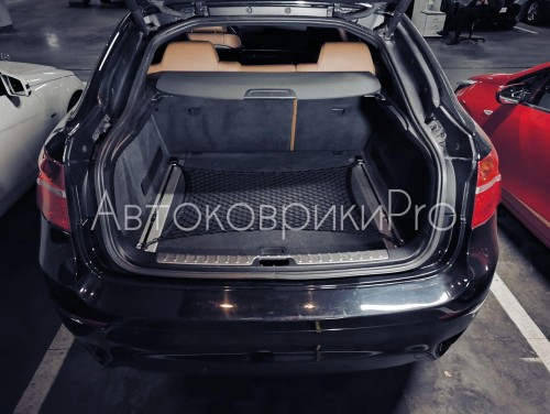 Сетка в багажник BMW X6 2007-2014 Эластичная текстильная сетка горизонтального крепления, препятствующая скольжению и перемещению предметов в багажном отделении автомобиля.