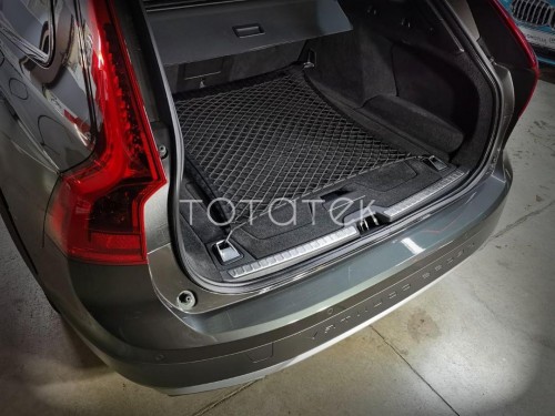Сетка в багажник Volvo V90 2016- Эластичная текстильная сетка горизонтального крепления, препятствующая скольжению и перемещению предметов в багажном отделении автомобиля.