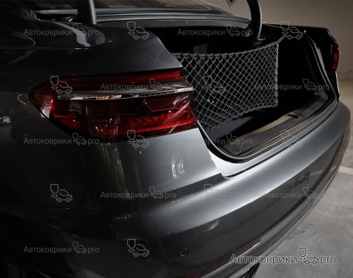 Сетка в багажник Audi A8 2017- Эластичная текстильная сетка вертикального крепления, препятствующая скольжению и перемещению предметов в багажном отделении автомобиля.