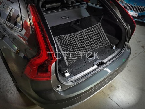 Сетка в багажник Volvo V90 2016- Эластичная текстильная сетка вертикального крепления, препятствующая скольжению и перемещению предметов в багажном отделении автомобиля.