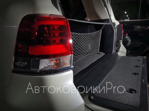 Сетка в багажник Toyota Land Cruiser 2007-2021 Эластичная текстильная сетка вертикального крепления, препятствующая скольжению и перемещению предметов в багажном отделении автомобиля.