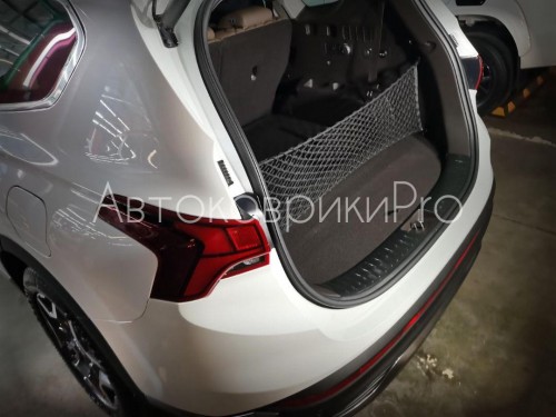 Сетка в багажник Hyundai Santa Fe 2018-2023 Эластичная текстильная сетка вертикального крепления, препятствующая скольжению и перемещению предметов в багажном отделении автомобиля.