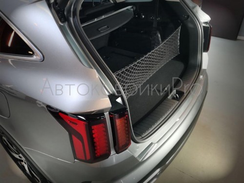 Сетка в багажник Kia Sorento 2020- Эластичная текстильная сетка вертикального крепления, препятствующая скольжению и перемещению предметов в багажном отделении автомобиля.