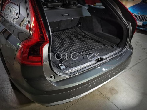 Сетка в багажник Volvo V60 2018- Эластичная текстильная сетка горизонтального крепления, препятствующая скольжению и перемещению предметов в багажном отделении автомобиля.