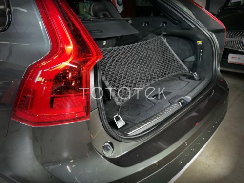 Сетка в багажник Volvo V60 2018- Эластичная текстильная сетка вертикального крепления, препятствующая скольжению и перемещению предметов в багажном отделении автомобиля.