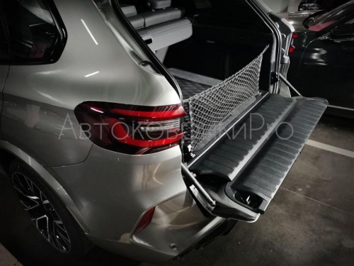 Сетка в багажник BMW X5 2018- Эластичная текстильная сетка вертикального крепления, препятствующая скольжению и перемещению предметов в багажном отделении автомобиля.