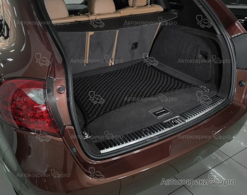 Сетка в багажник Porsche Cayenne 2010-2018 Эластичная текстильная сетка горизонтального крепления, препятствующая скольжению и перемещению предметов в багажном отделении автомобиля.