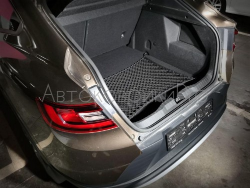 Сетка в багажник Renault Arkana 2019- Эластичная текстильная сетка горизонтального крепления, препятствующая скольжению и перемещению предметов в багажном отделении автомобиля.