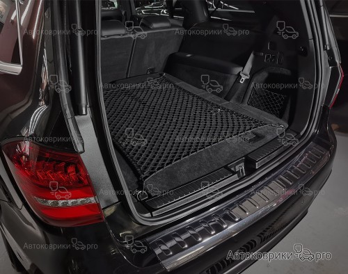 Сетка в багажник Mercedes-Benz GL 2006-2012 Эластичная текстильная сетка горизонтального крепления, препятствующая скольжению и перемещению предметов в багажном отделении автомобиля.