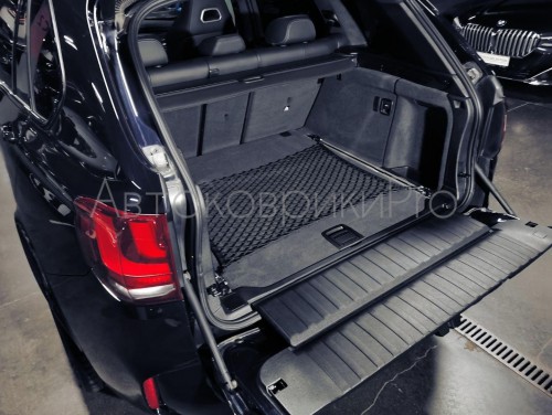 Сетка в багажник BMW X5 2013-2018 Эластичная текстильная сетка горизонтального крепления, препятствующая скольжению и перемещению предметов в багажном отделении автомобиля.