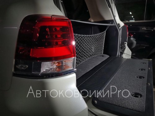 Сетка в багажник Toyota Sequoia 2007-2022 Эластичная текстильная сетка вертикального крепления, препятствующая скольжению и перемещению предметов в багажном отделении автомобиля.