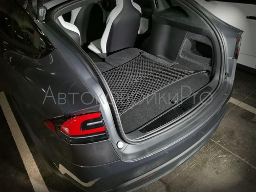 Сетка в багажник Tesla Model X 2016- Эластичная текстильная сетка горизонтального крепления, препятствующая скольжению и перемещению предметов в багажном отделении автомобиля.