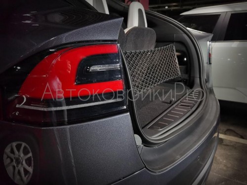Сетка в багажник Tesla Model X 2016- Эластичная текстильная сетка вертикального крепления, препятствующая скольжению и перемещению предметов в багажном отделении автомобиля.