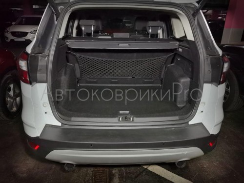 Сетка в багажник Ford Kuga 2013-2019 Эластичная текстильная сетка вертикального крепления, препятствующая скольжению и перемещению предметов в багажном отделении автомобиля.