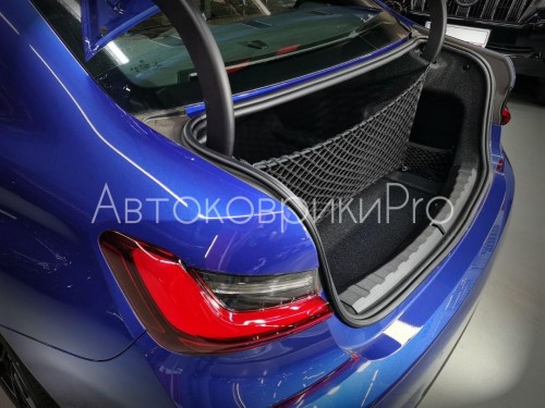 Сетка в багажник BMW 3 серии 2019- Эластичная текстильная сетка вертикального крепления, препятствующая скольжению и перемещению предметов в багажном отделении автомобиля.