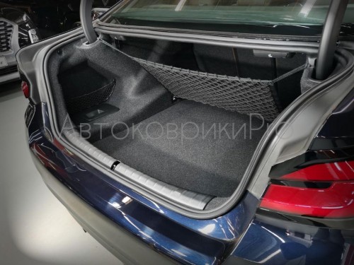 Сетка в багажник BMW 5 серии 2017-2024 Эластичная текстильная сетка вертикального крепления, препятствующая скольжению и перемещению предметов в багажном отделении автомобиля.