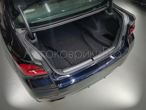 Сетка в багажник BMW 5 серии 2017-2024 Эластичная текстильная сетка горизонтального крепления, препятствующая скольжению и перемещению предметов в багажном отделении автомобиля.