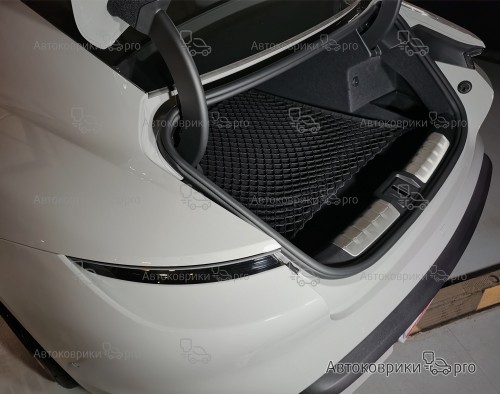 Сетка в багажник Porsche Taycan 2019- Эластичная текстильная сетка горизонтального крепления, препятствующая скольжению и перемещению предметов в багажном отделении автомобиля.