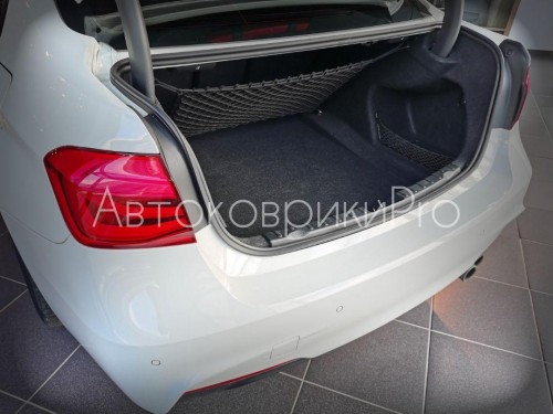 Сетка в багажник BMW 3 серии 2012-2019 Эластичная текстильная сетка вертикального крепления, препятствующая скольжению и перемещению предметов в багажном отделении автомобиля.